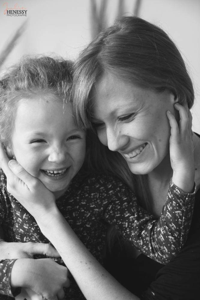 photographe, var, portrait, mère, fille, enfant, bébé, naissance, studio, toulon, la roquebrussanne, la crau, la valette du var,