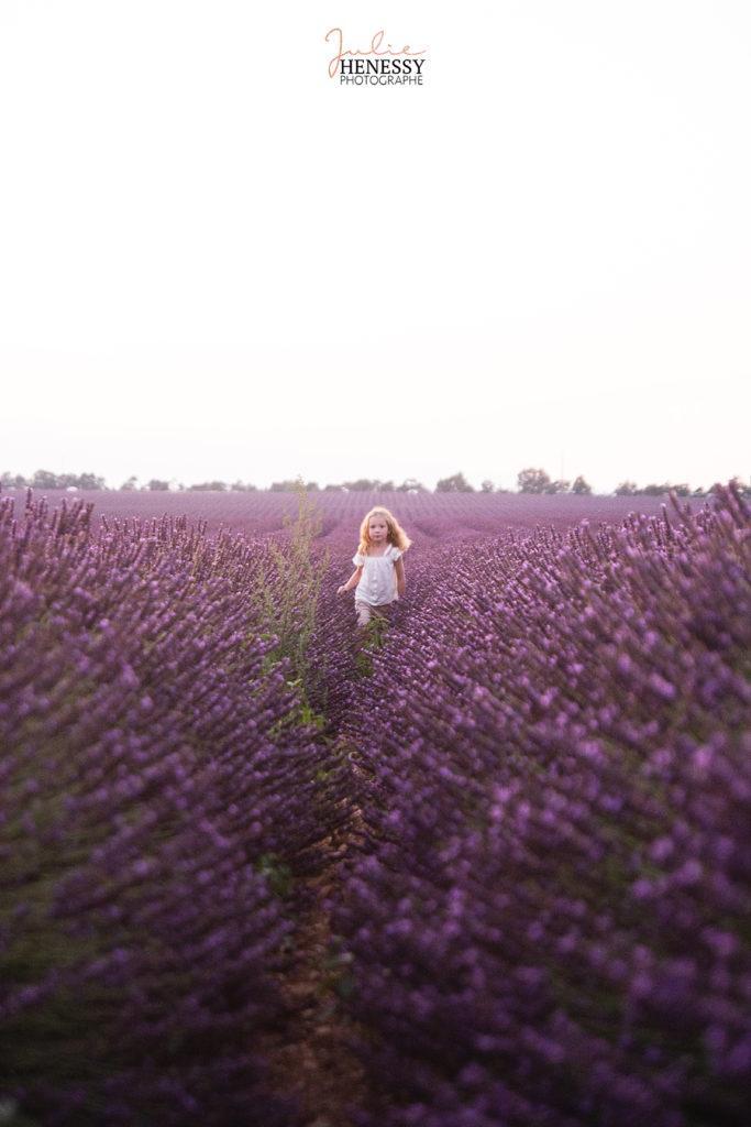 photographe, enfant, bébé, naissance, famille, maternité, grossesse, couple, studio, extérieur, album, la roquebrussanne, toulon, cuers, valensole,