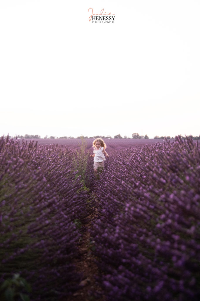 photographe, enfant, bébé, naissance, famille, maternité, grossesse, couple, studio, extérieur, album, la roquebrussanne, toulon, cuers, valensole,