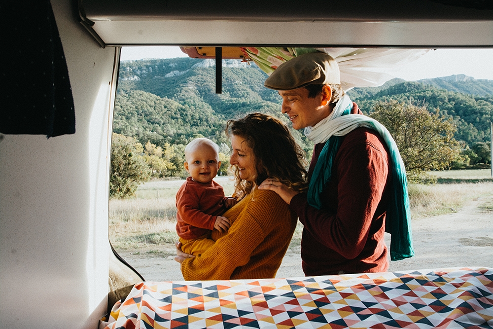 van, lifestyle, famille, couple, enfant, extérieur, campagne, soleil, forêt, instant de bonheur, van, vanlife, moment, émotion, capture, var, 83