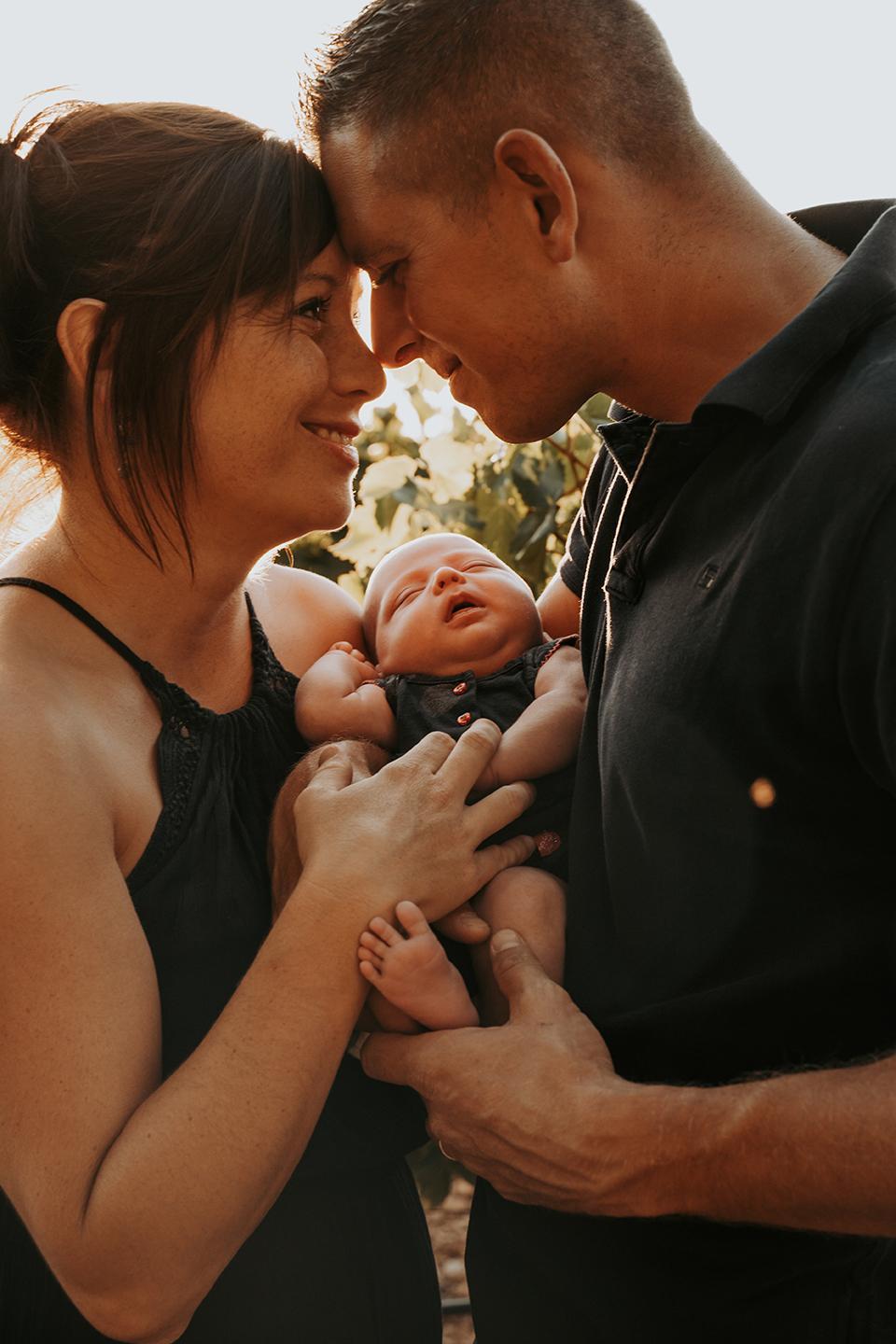 photographe, famille, naissance, extérieur, var, 83, lifestyle, émotion, photo