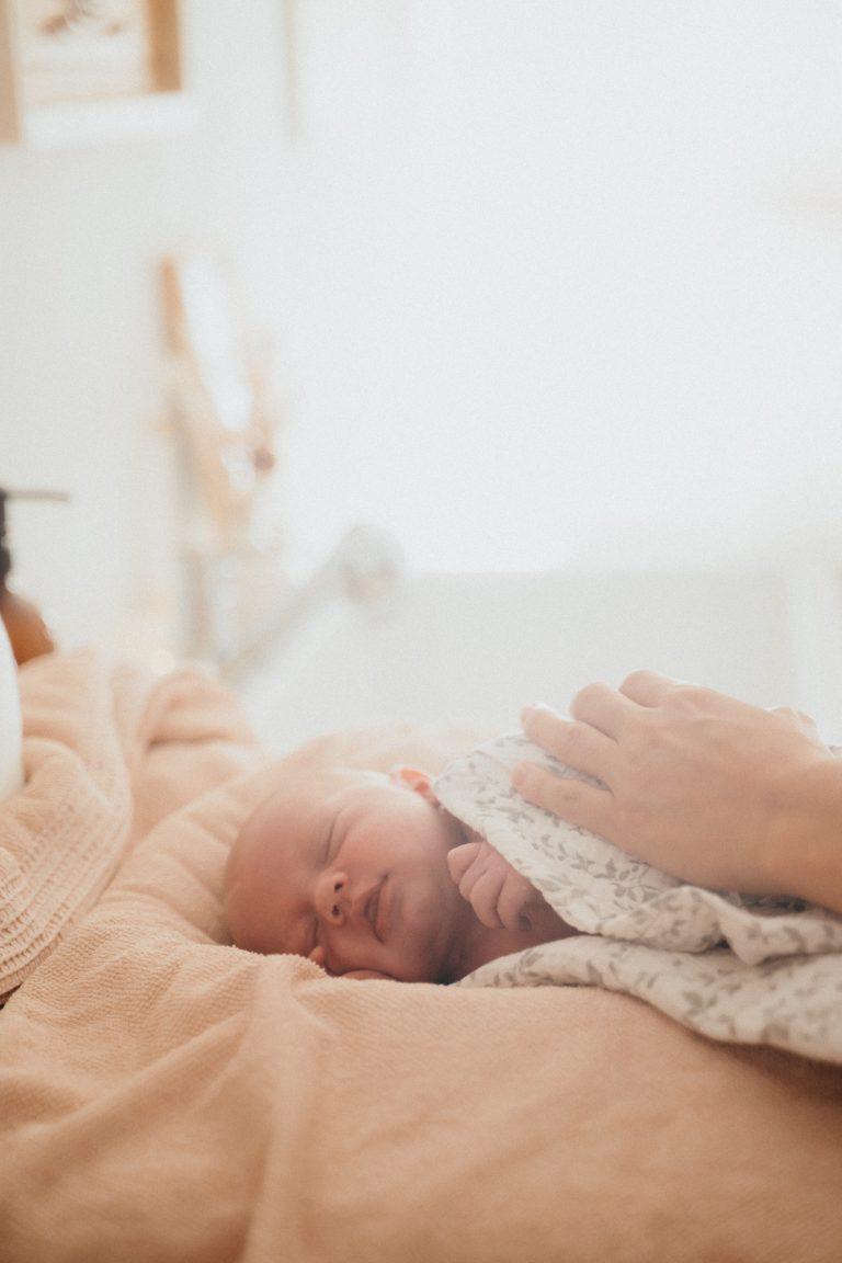 bain, thalasso, bébé, photographe, shooting, séance photo, famille, naissance, newborn, parents, photographe de famille, photographe de bébé, var, provence,