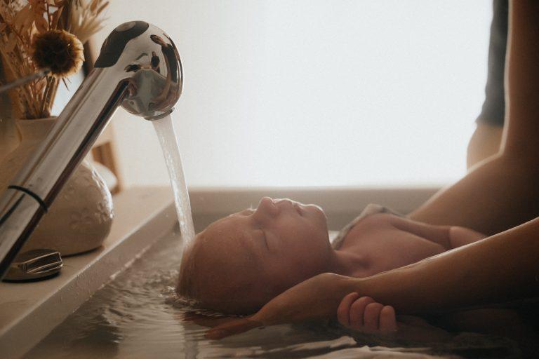 bain, thalasso, bébé, photographe, shooting, séance photo, famille, naissance, newborn, parents, photographe de famille, photographe de bébé, var, provence,